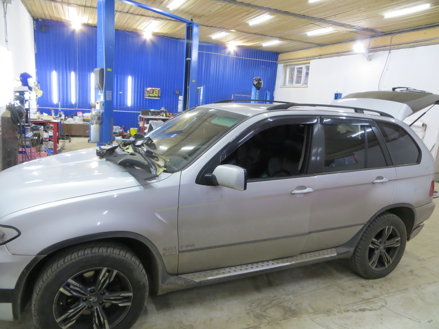 BMW X5 E53 Заменили мотор печки этому зверюги )) что бы зимой не мерз )))))